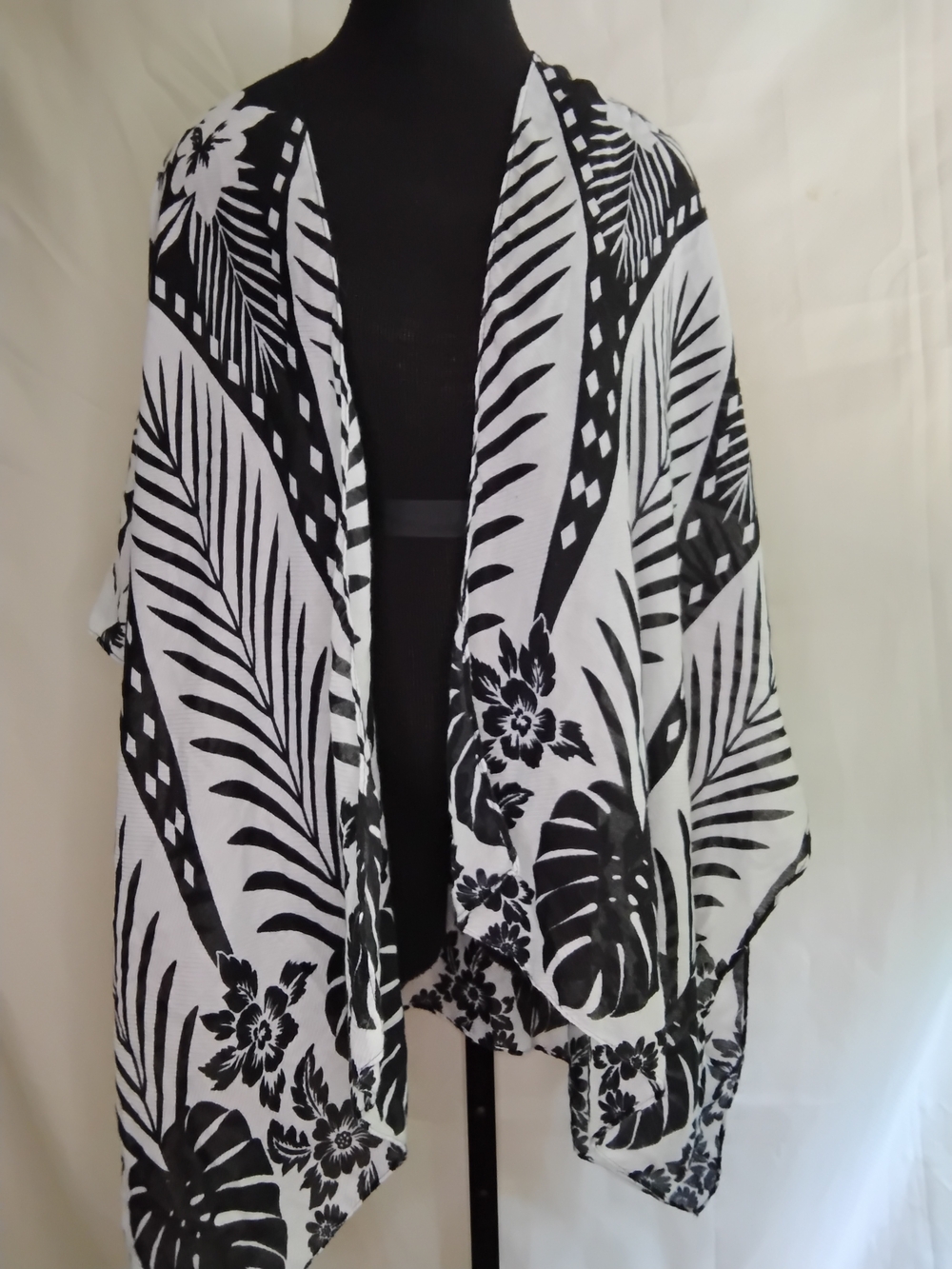 Vince Camuto Black and White Floral Leaf Print Poncho